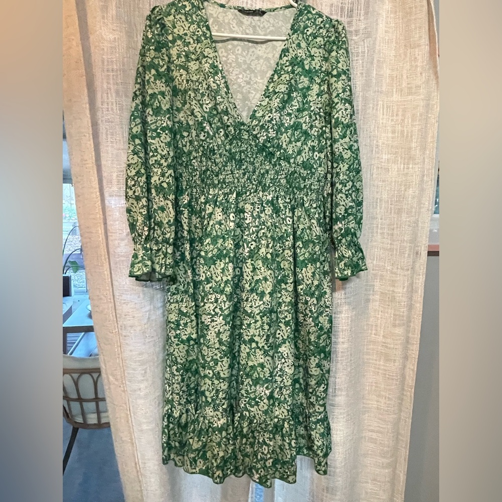 Green Floral Smocked V-Neck Long Sleeve Dress